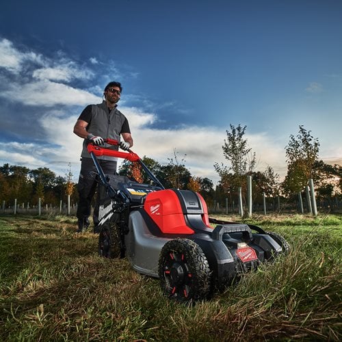 M18 FUEL Dual Battery self-propelled lawn mower 46 cm